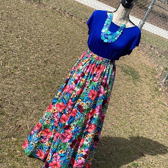 Beautiful multi print maxi skirt. Light and breezy material. - Picture 4 of 4